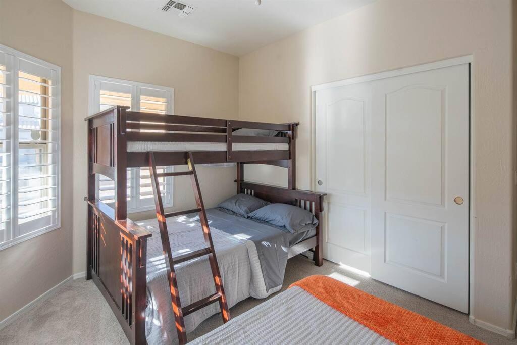 Tranquil Oasis: Experience Luxury Living! Holiday home